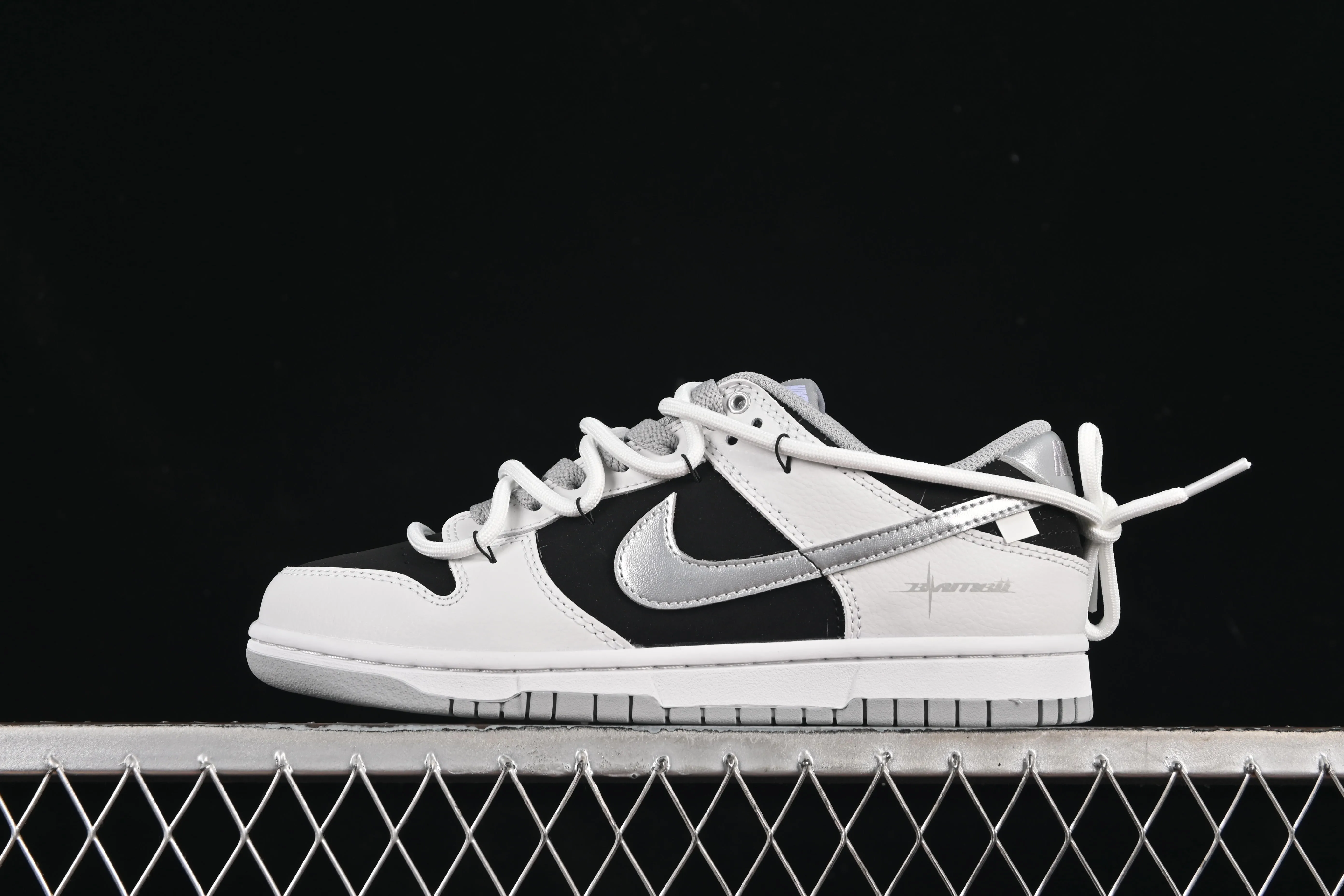 All categories Nk SB Dunk Series Nk SB Dunk Low High-end customized low-top sneakers Nike SB Dunk Low "Just Do it" Strap black and silver Anniversary high-end customized low-top casual sneakers WS0414-025